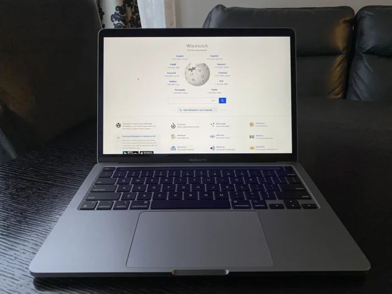 13-inch MacBook Pro with Touch Bar and Magic Keyboard