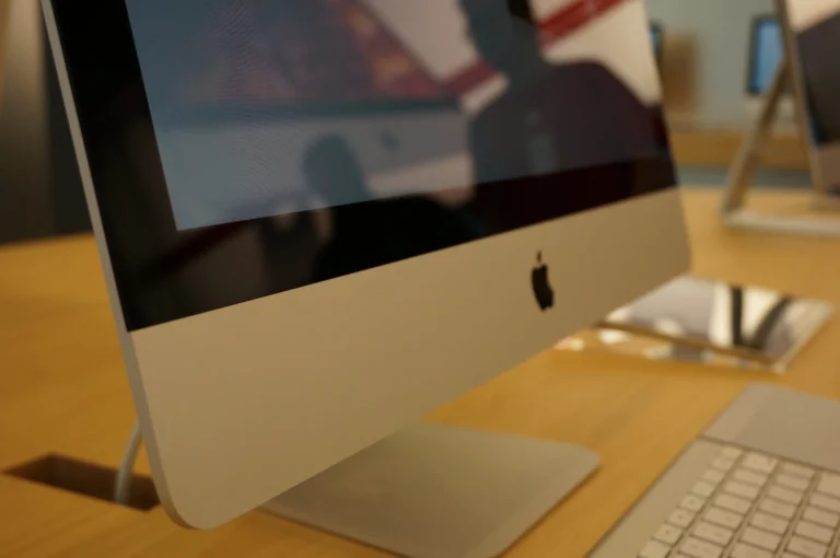 Slim aluminium iMac display edge and stand